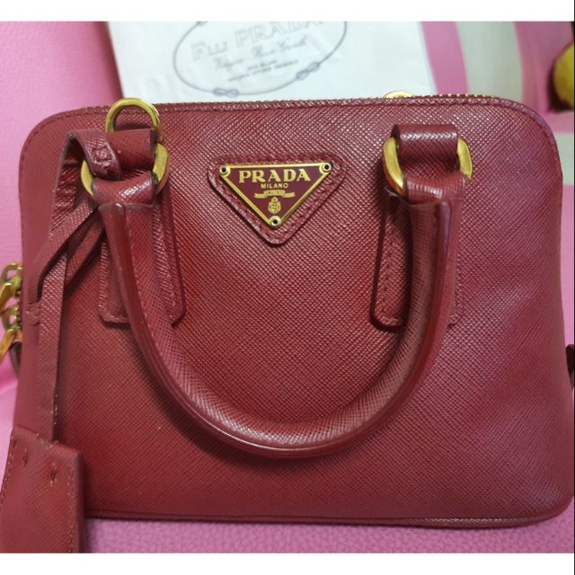 Use like new PRADA ALMA MINI ผลิตปี2014  ซื้อมาปี 2015 อุปกรณ์มีถุงกระดาษ ถุงผ้า การ์ด สภาพ85% ใช้น้