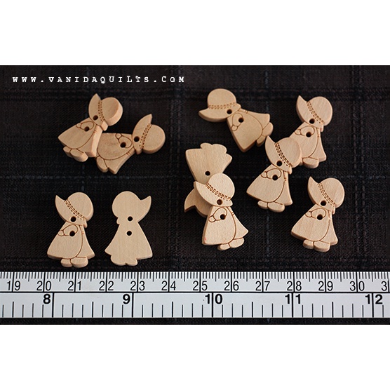 กระดุมไม้ตกแต่ง รูปตุ๊กตา Sue สีธรรมชาติ แพคละ 10 ชิ้น เจาะ 2 รู ขนาด 15 x 25 มม.  (รหัส zjj0031)