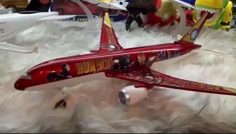 สินค้าขายดี!!! โมเดล เครื่องบินโดยสารลายไอรอนแมน มีเสียง มีไฟ มีลานวิ่งได้ ความยาว 23 cm (lw) #ของเล่น โมเดล โมเดลรถ ของเล่น ของขวัญ ของสะสม รถ หุ่นยนต์ ตุ๊กตา โมเดลนักฟุตบอล ฟิกเกอร์ Model
