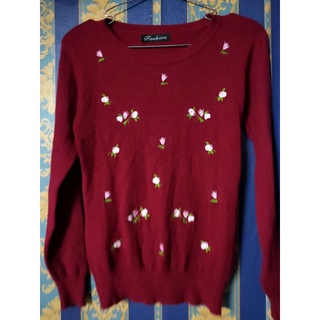 เสื้อสเวตเตอร์แขนยาว คอกลม สีแดงเลือดนก แต่งปักดอก Fashion 113-180 อก34-36 ยาว22