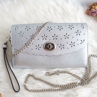 Coach F58072 Chain crossbody ขนาด 8" (L) x 5" (H) x 3/4" (W) crossbody ลายฉลุใบนี้สวยมากค่า ขนาดกำลังน่ารัก