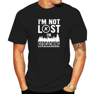 เสื้อยืดผ้าฝ้าย ขายดี เสื้อยืดลําลอง ผ้าฝ้าย แขนสั้น คอกลม พิมพ์ลาย Im Not Lost Im Geocaching สีดํา เทา ขาว สําหรับผู้