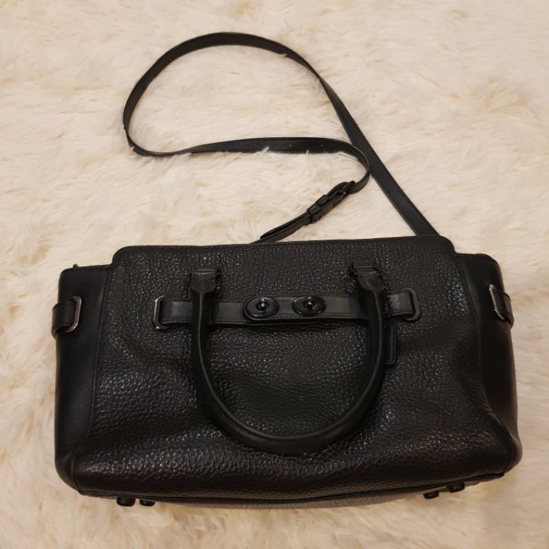 กระเป๋า COACH Swagger Crossbody Bag มือ2 สีดำล้วน กันน้ำ ของแท้ 100%