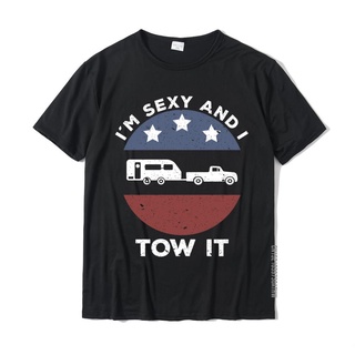 [COD]เสื้อยืดผ้าฝ้าย พิมพ์ลาย RV Im Sexy And I Tow It Top สําหรับผู้ชายS-5XL