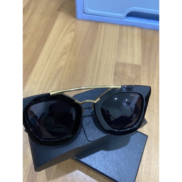 แว่นกันแดด prada มือสอง