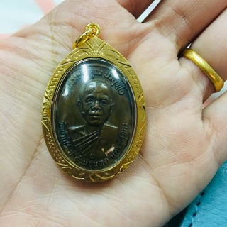 จี้หลวงพ่อคูณ พ ศ 17เลี่ยมกรอบทองไมครอนแกะลาย
