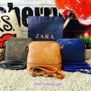 Zara home
กระเป๋าสะพายหนัง pu. ด้าน คล้ายหนังกลับ ขนาดกะทัดรัด