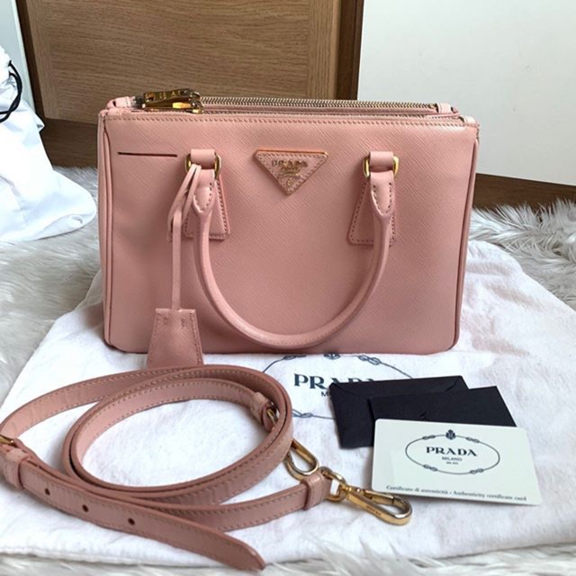 Very good condition ! Prada saffiano 25 สี orchidea สภาพสวยค่า หนังทรงตั้งดีค่ะ ขอบมุมไม่ถลอก