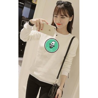 เสื้อแฟชั่น คอกลม แขนยาว ลายคนใส่หมวก สีขาว 9519