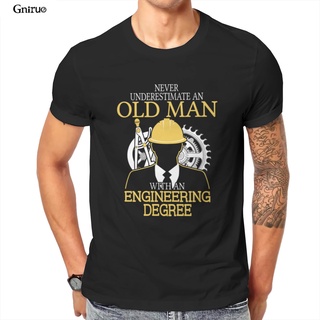 [S-5XL]เสื้อยืดเบสบอล พิมพ์ลาย Never Underestimate Old Man Engineering Degree สําหรับผู้ชาย และผู้หญิง