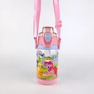 กระติกน้ำหลอดเด้ง 400ml. ขวดน้ำลายการ์ตูน มีสายสะพาย BPA Free | Bluerubystore