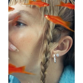 Julys - acrylic daisy stud earrings