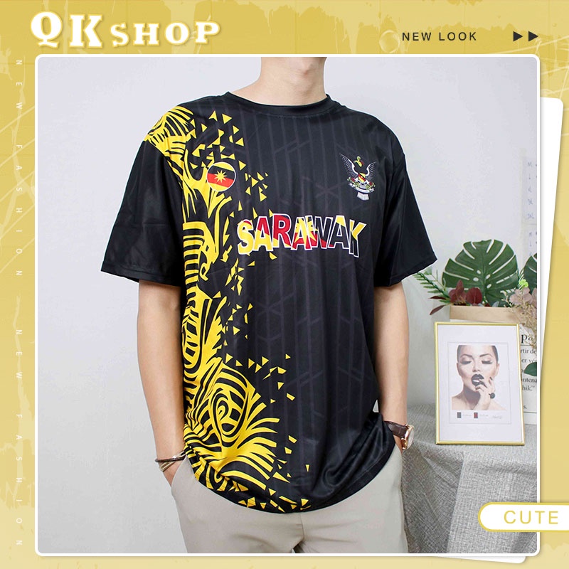 QKshop 🔥🧔🏻 โอ้โห้ โครตเท่เลยจ๊ะ พ่อหนุ่ม ได้ลุคแบบนักกีฬา ดูดีมากจ้า เสื้อกีฬาสกรีนลายกราฟฟิก มี2สีให้เลือก ไม่ว่าจะเหลื