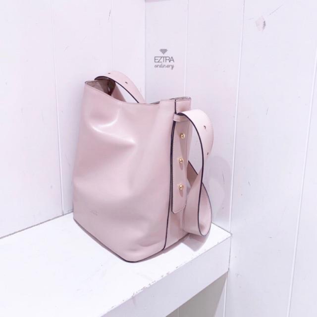ส่งต่อ กระเป๋า EZTRA KYLIE (สีครีม)