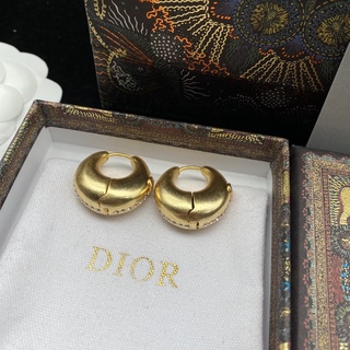 Dior สตั๊ดเพชรฝังตัวอักษร แฟชั่นหรูหรา