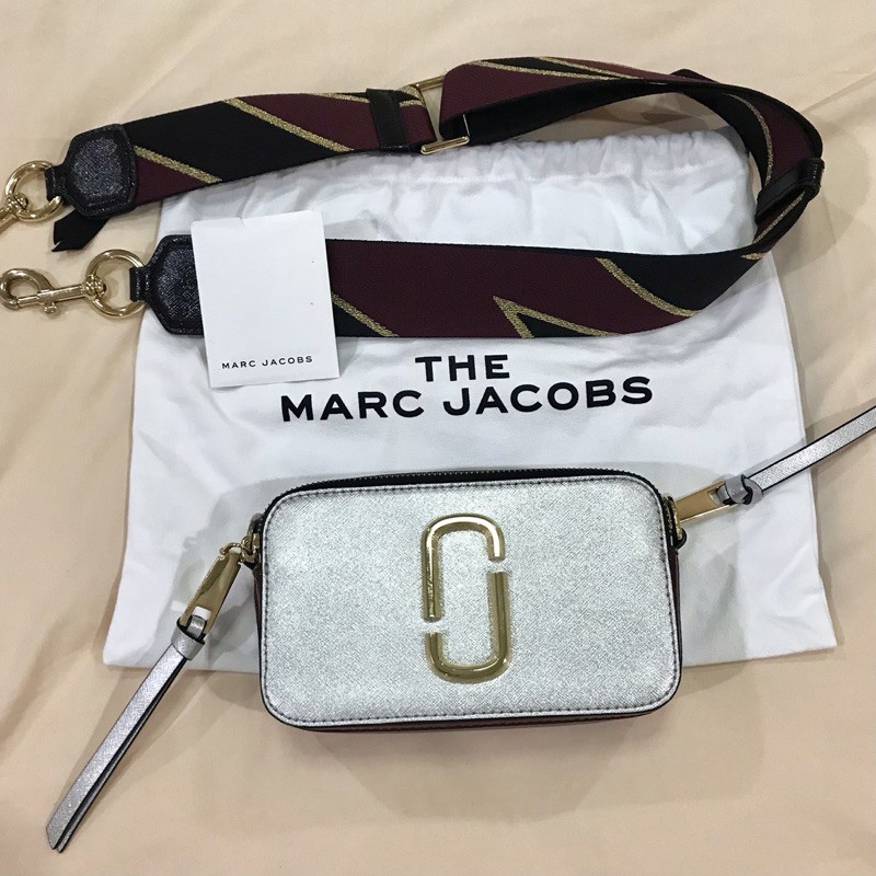 (Used) Marc Jacobs รุ่น Snapshot crossbody bag สีเงิน สายสีแดงดำ