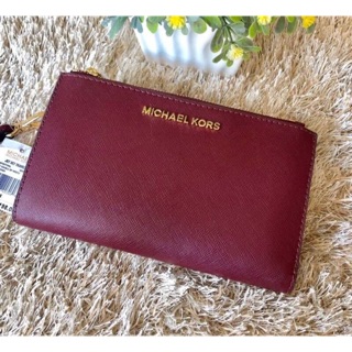 Michael kors double zip phone wristlet มาใหม่รอบนี้ราคาพิเศษสุดๆเลยจ้า มีสีให้เลือกเยอะมากๆ เลื่อนเลยจ้า