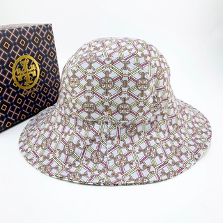 หมวกปีกกว้าง Tory Burch Rose Reversible Bucket Hat งานสวยดีสุด ใส่ได้2 ด้านนะคะ จัดมาคุ้มมาก มาพร้อมกล่องค่