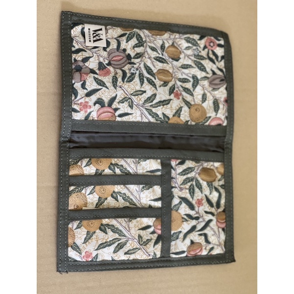 ซองใส่ Passport จาก V&A Museum