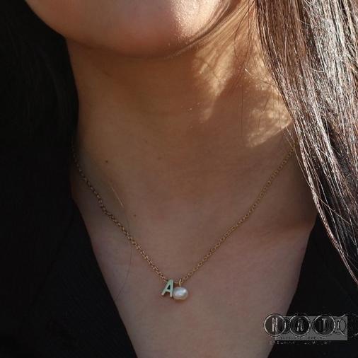 "BNG.10Jn22z" สร้อยคอตัวอักษรและมุกไทเทเนียม, Initials & Pearls, 26 ตัวอักษร AZ, สแตนเลสโดย Nats Liv