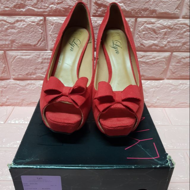 รองเท้า LYN สภาพใหม่ รองเท้าส้นสูงสีแดงไซท์ us7/eur 38/bra36/mer37 ยี่ห้อlyn ซื้อมาแค่ลองค่ะ
