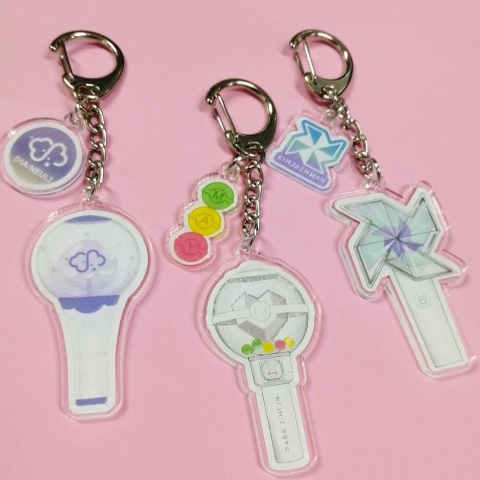 ร้านไทย ส่งฟรี Wanna One : Keychain + PIN LightstickKim Jaehwan,Keychain พวงกุญแจมีเก็บเงินปลายทาง