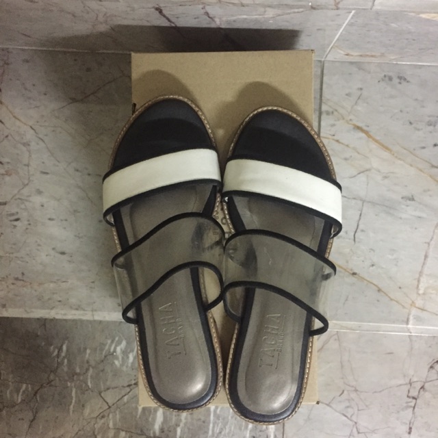 ส่งต่อ รองเท้ามือสอง tacha brand