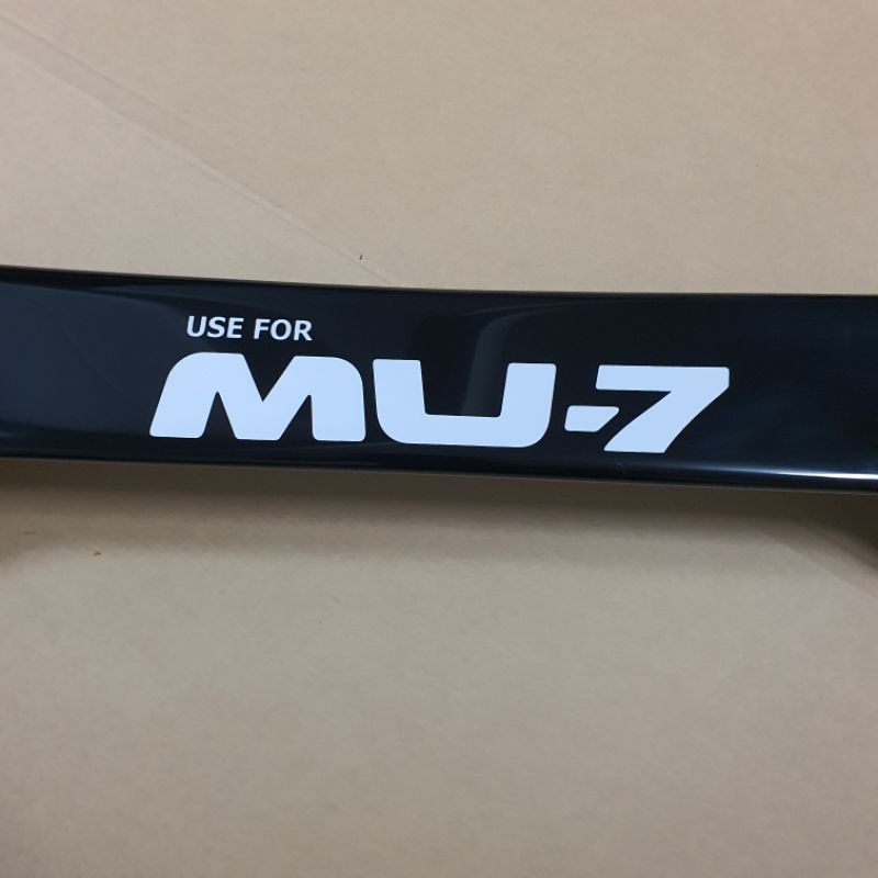 คิ้วฝากระโปรง กันแมลง Isuzu mu-7 สีดำ เว้าช่องลม ใส่ปี 2007-2012 - รูปที่ 2