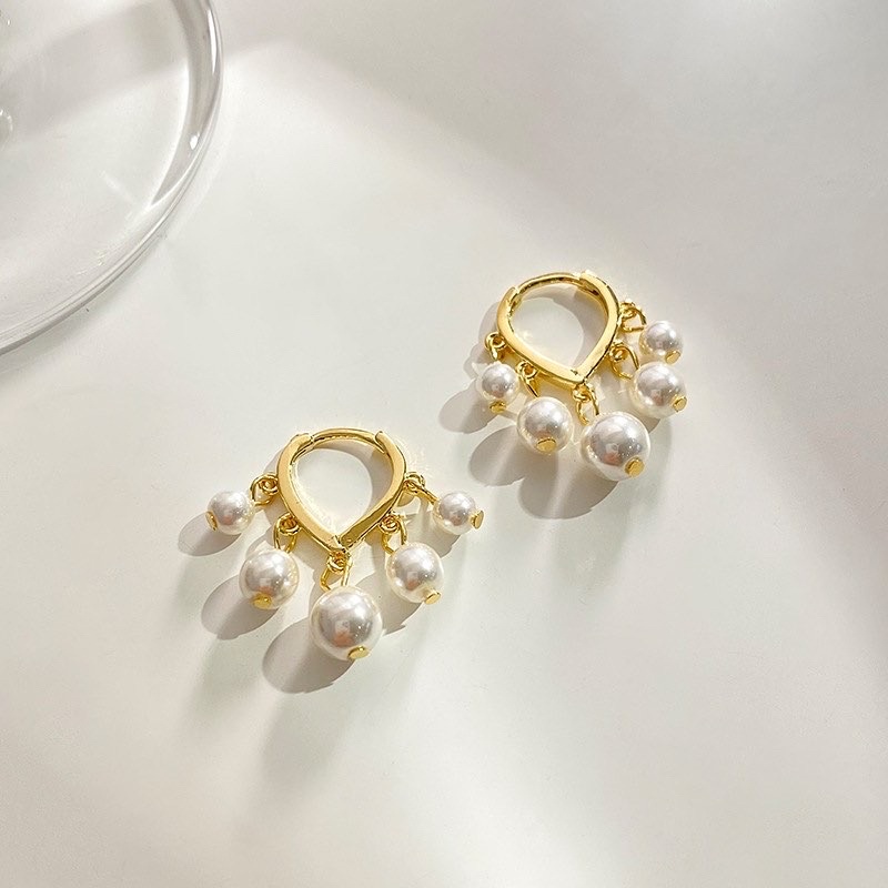 pearl huggie - morning.earrings