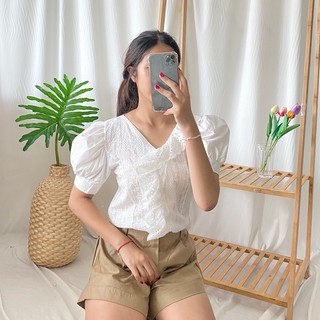 🌿เสื้อคอวี แต่งระบายผ้าฉลุ สี: ขาว