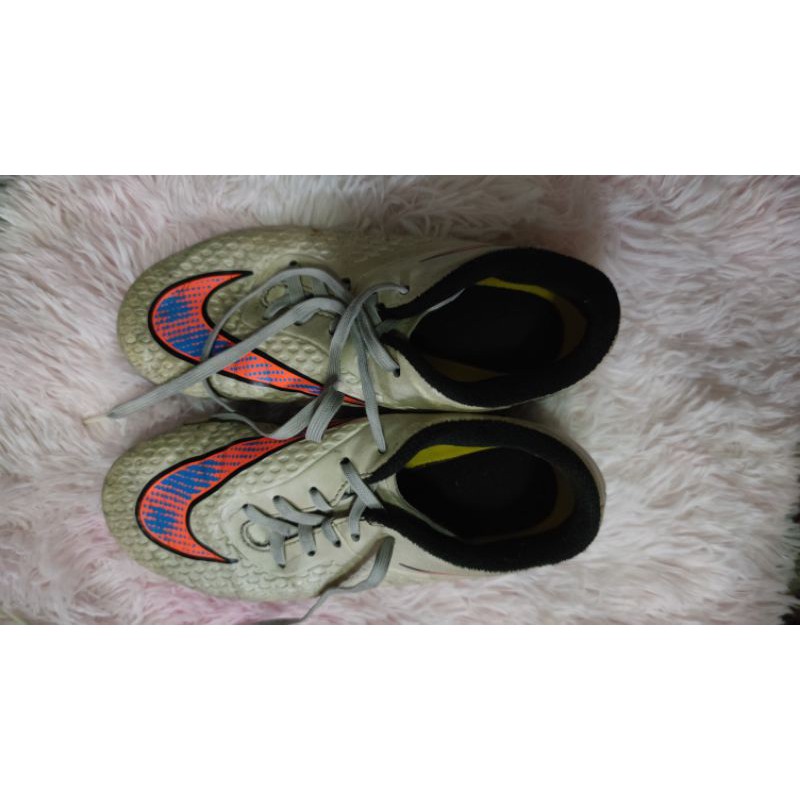 จัดไป 79 บาทรองเท้าฟุตบอลสตั๊ด Nikie แท้ มือสองเบอร์ 33.5