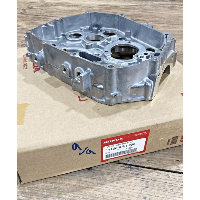 แคร้งขวา(ฝั่งถ่ายน้ำมันเครื่อง)สตาร์มือ เวฟ125S,R/ดรีม125 (11100-KPH-900)