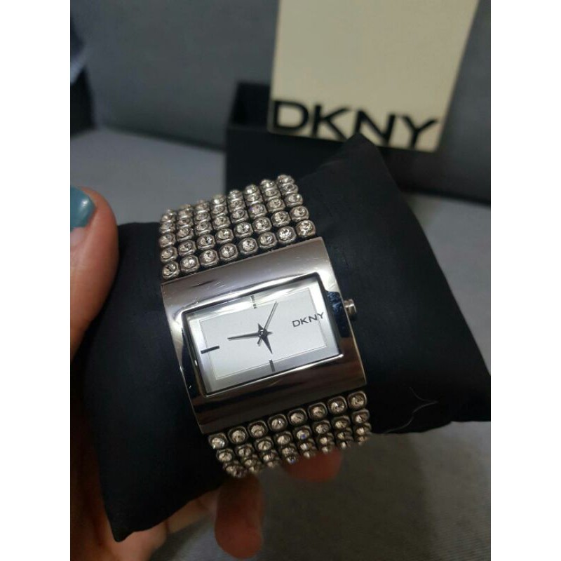 นาฬิกาแบรนด์ DKNY แท้ ผู้หญิง พร้อมกล่อง ฟรีค่าจัดส่งค่ะ