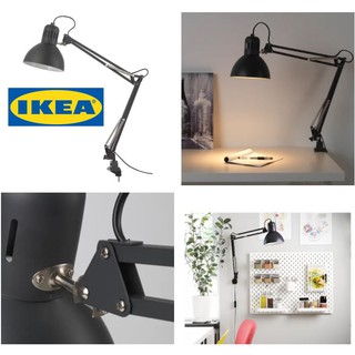 IKEA โคมไฟโต๊ะทำงานแบบหนีบโต๊ะ โคมไฟใช้ติดผนัง สีเทาเข้ม น้ำเงิน และขาว ดีไซน์แบบคลาสสิก ทำจากเหล็ก แขนและโป๊ะโคมปรับได้