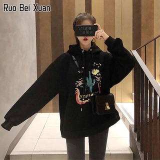 RUO BEI XUAN เสื้อกันหนาวคลุมด้วยผ้าสำหรับผู้หญิงในฤดูใบไม้ร่วงและฤดูหนาวเวอร์ชั่นเกาหลีหนาหลวมขนาดใหญ่สร้างสรรค์พิมพ์เสื้อกันหนาวแขนยาวคลุมด้วยผ้าด้านบนเพื่อให้ครอบคลุมท้องและแสดงบาง