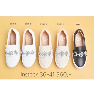 Snow flake slip-on | รองเท้าลำลองผู้หญิงทรงสลิปออน แบบสวม สีขาว ประดับเพชร