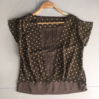 เสื้อน้ำตาลจุดขาว อก 36 ยาว 21 (งานมือสอง)