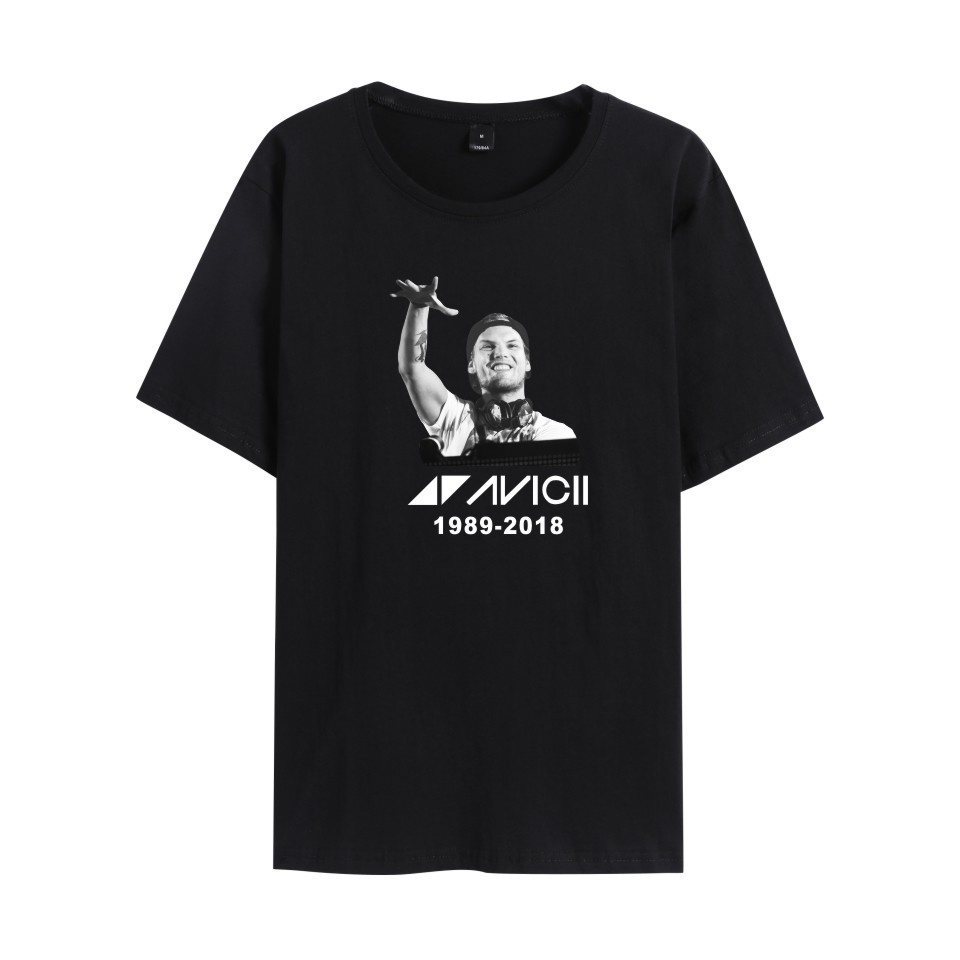 เสื้อยืดคอกลม แขนสั้น พิมพ์ลาย Sweden DJ avicii avicii เข้ากับทุกการแต่งกาย สําหรับผู้ชายS-5XL