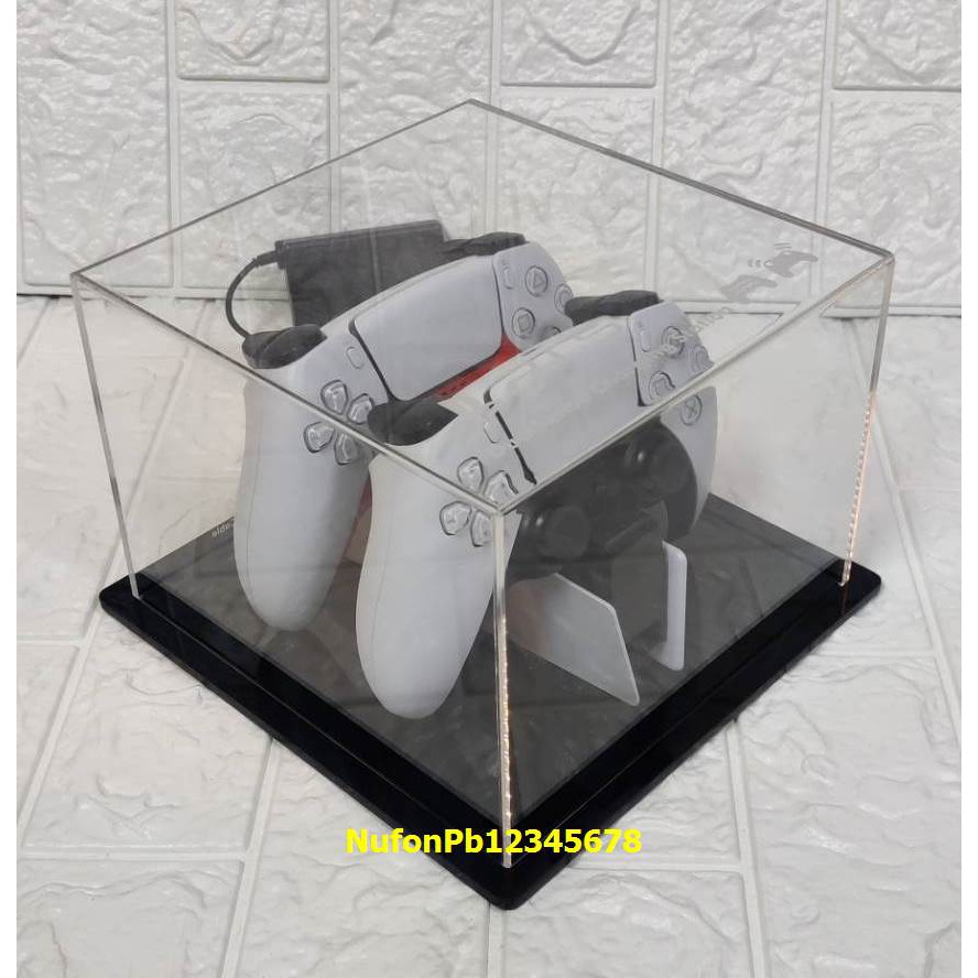 กล่องครอบกันฝุ่น กล่องครอบใสสำหรับวางที่ชาร์จจอย PS5 มียิงลายโลโก้ด้านบน เสียบกับฐานสีดำ ไม่ได้แถมแท่นชาร์จจ้า