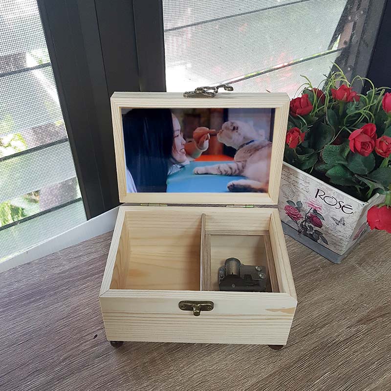 กล่องดนตรีไขลาน SANKYO ในกล่องไม้สนขนาด 4×6×3 นิ้ว (เห็นตัวเครื่อง Standard) พร้อมปริ้นรูปใส่ให้เลย (ส่งรูปมาทางข้อความ)