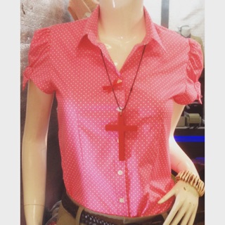 Boutika เสื้อเชิ๊ตแขนสั้น รุ่นแขนโบ สีชมพูลายจุดขาว ผ้าค๊อตต้อนผสม สวมใส่สบาย