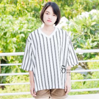 WHITE Line V-neck Oversize Top