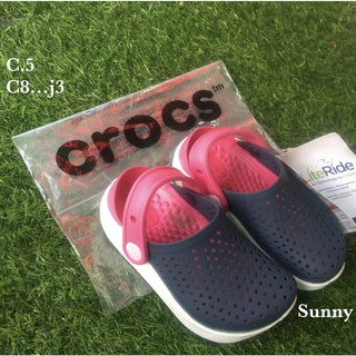 Crocs kids รองเท้าแตะแบบสวมสำหรับเด็ก