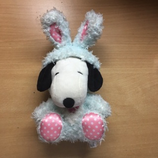 ตุ๊กตา Snoopy ในชุด กระต่าย