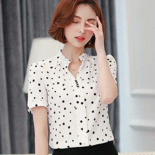 พร้อมส่ง เสื้อทำงาน สีขาวลายจุด Polka dot แต่งกระดุมหน้าเก๋ๆ เนื้อผ้าระบายอากาศได้ดี แขนสั้น