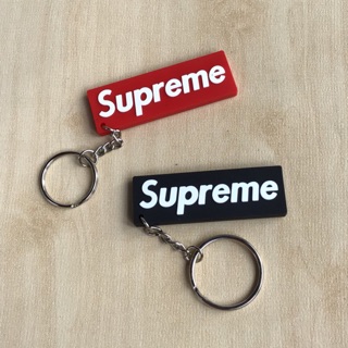 พร้อมส่ง พวงกุญแจ Supreme ยาง ดำ / แดง