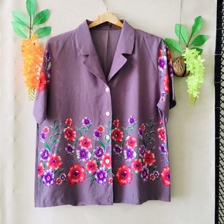 เสื้อเชิ้ตผ้านิ่มลื่นสีม่วงลายดอกสวยมาก อกเอวฟรี-42,ยาว25 มือสองญี่ปุ่น สวยใหม่มาก