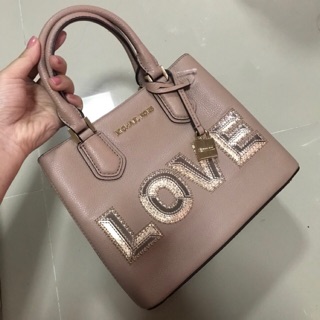 แท้ 💯% Michael Kors กระเป๋าทรงถังมินิ พร้อมสายยาวสะพายข้าง แบรนด์แท้ ของใหม่ พร้อมส่งที่ไทยค่ะ 🎁💕