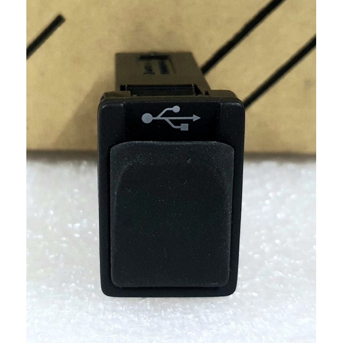 ช่องเสียบ USB Toyota Revo Fortuner ปี 15-Now "พาร์ทแท้"