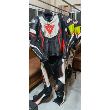 เสื้อการ์ด DAINESE Avro 4 Leather Jacket และกางเกงหนัง Dainese Alpha Perforated leather Pants